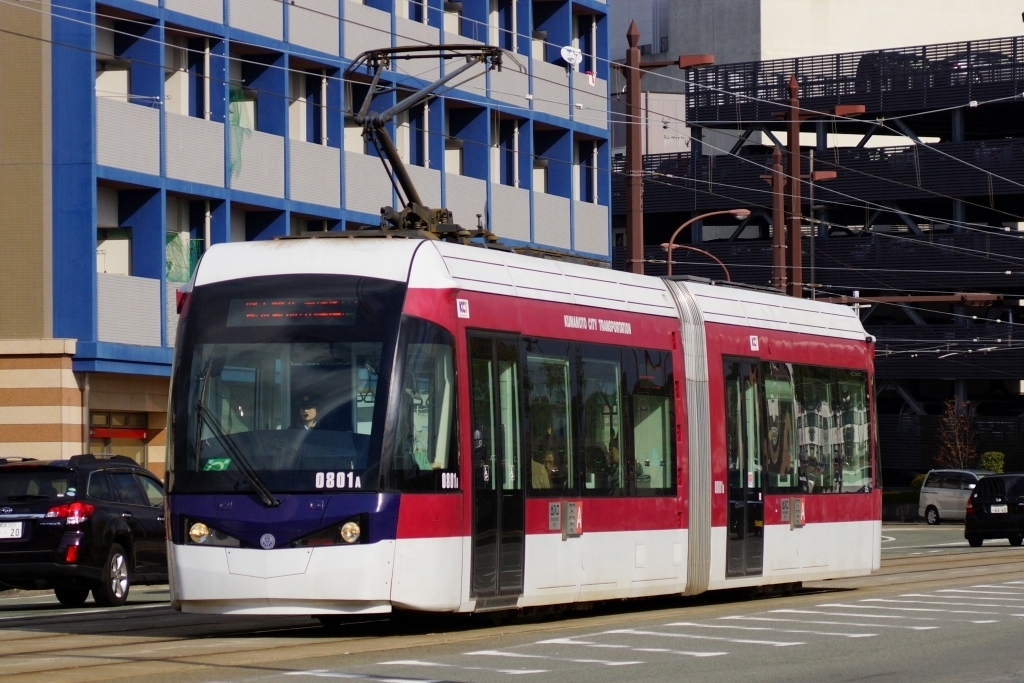 阪急電鉄、１１年ぶり新型車両「２３００系」公開 「マルーン色」を踏襲 : 読売新聞