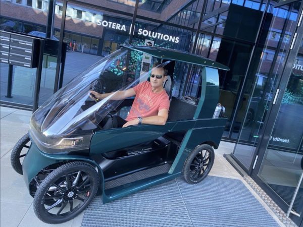 Amazonバイク屋根 電動バイクキャノピー スクーター 屋根 後付け オートバイキャノピー バイク ルーフ スクーター 後付け 原付 屋根レインカバー 傘カバー 雨除け 日よけ 透明 寒さ対策 風防 雨が染み込む対策 ウインドスクリーン オートバイ スクーターAブラック