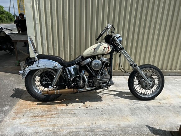 ROGUERIES METAL WORKのハーレー フリスコスタイルのショベルヘッド FLH 1979年・ログリーズメタルワーク – CUSTOMFRONTカスタムフロントCUSTOM FRONT