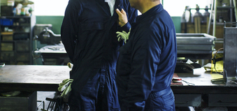 胸ぐらをつかまれる男性 28174010719 の写真・イラスト素材アマナイメージズ