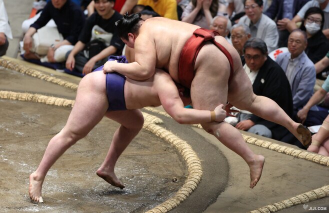 朝乃山が剣翔に寄り切りで白星 今場所10勝2敗、2年4か月ぶりに2ケタ勝利到達 同部屋の弟弟子の朝白龍と優勝争い 大相撲秋場所12日目TBSNEWS DIG