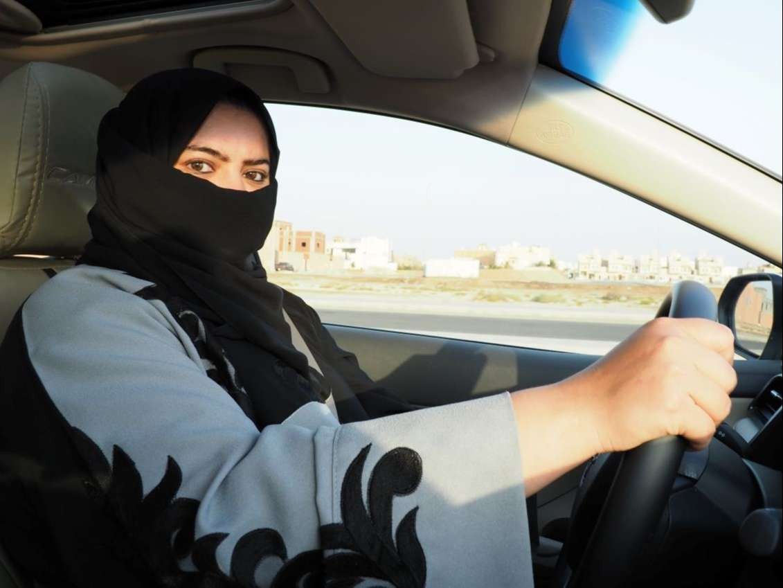 それ辞典-35 中東·東南アジア国家の女性たちが顔に巻く「それ」名詞 1.頭を丸く包み込み顔だけ露出するヒジャブ hijab 2.顔を除いて頭と上体を覆う布はチャドル chador- MK