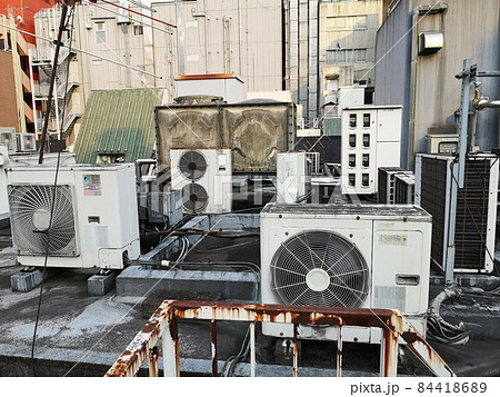 屋上に室外機を設置するには？「配管立ち上げ部 ハト小屋 」を使ったエアコン新設工事の全工程 - オフィスのまとめオフィス移転と内装工事に関するあらゆるノウハウを一挙公開