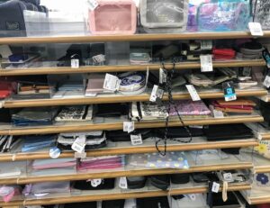 セリア レター型パスケース ポケット付き 定期入れ カードケース パスケース - メルカリ