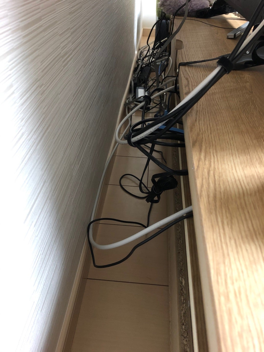 ぐちゃぐちゃの配線 - No: 3290310写真素材なら「写真AC」無料 フリー ダウンロードOK