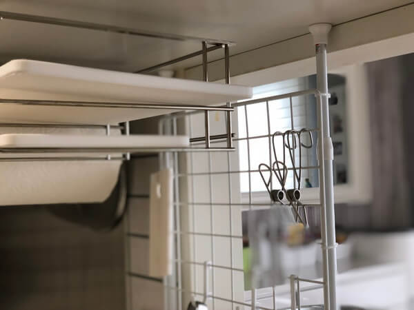 やっぱり「100均突っ張り棒」最強！ワイヤーネットと神コラボで家中ムダなし収納ヨムーノ