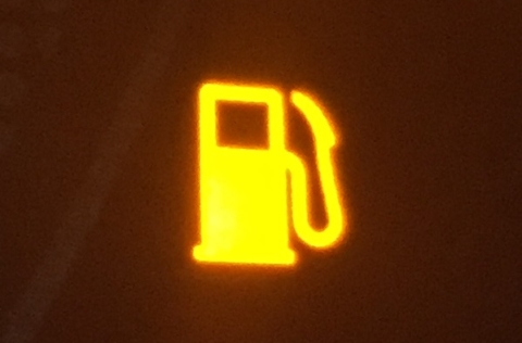 給油ランプが点灯！ あと何キロ走れるの？オートリース・レンタカー、車のことならサニクリーンオートライフ