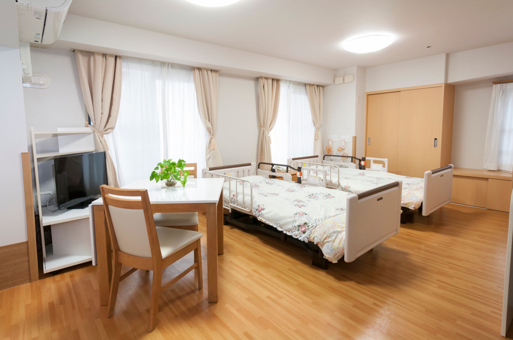 太平洋シルバーサービス－令和6年度 永年勤続表彰－勤続5年以上の職員を対象とした永年勤続表彰。今年は全社で67名おり、最長は勤続30年が1名、次いで25年が8名、20年が4名、15年が18名、10年以下は36名でした。表彰者の皆さん、おめでとうございます。これからもご