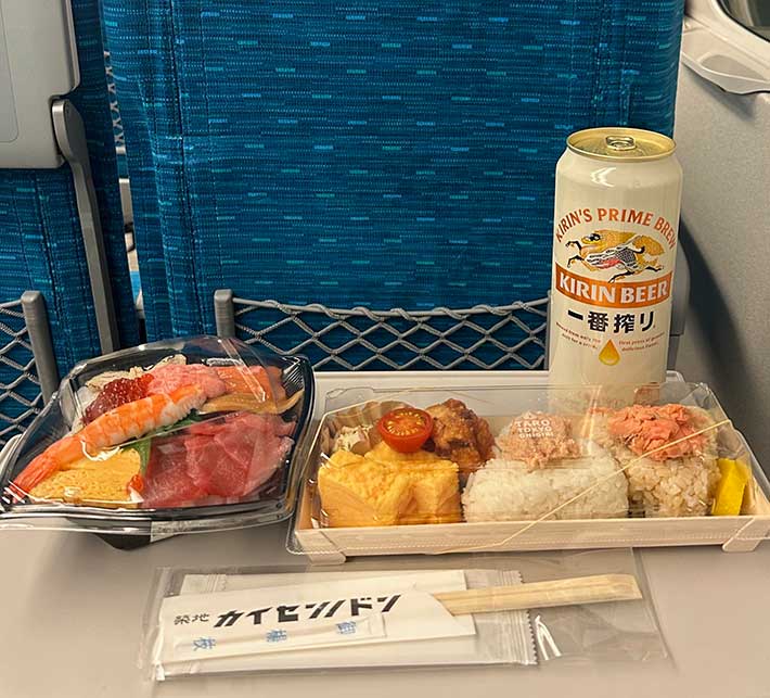 クルマにくつろぎ時間が生まれる！ 取り付け簡単な車内テーブル暮らしとくるま