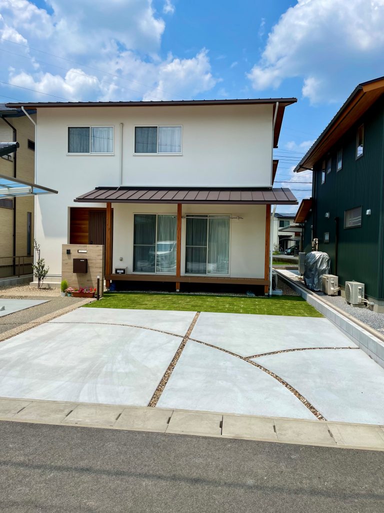 おしゃれな駐車場スリット新築外構工事 - ノエルホームページ