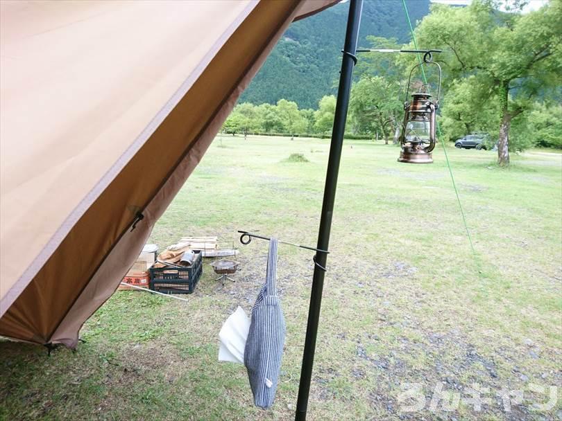 ダイソー」のベストセラーキャンプギア「ハンギングラック」徹底活用！ 定石「ウッド天板」追加&ガッチリ「固定ワザ」実践レポ！キャンプニュースBRAVOMOUNTAIN