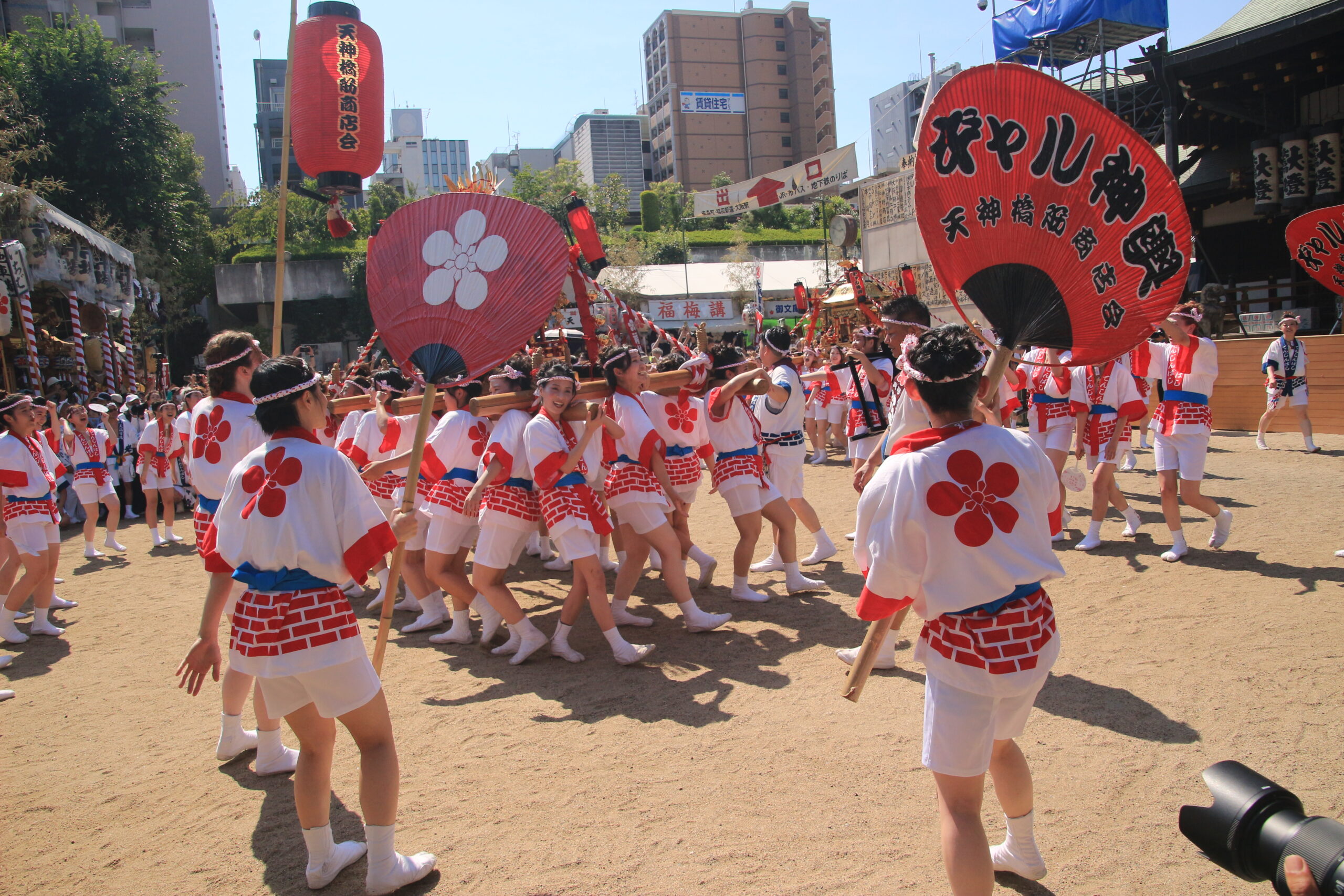 女性80人がワッショイ!大阪の「ギャルみこし」海外巡業も行う人気ぶり - カワコレメディア