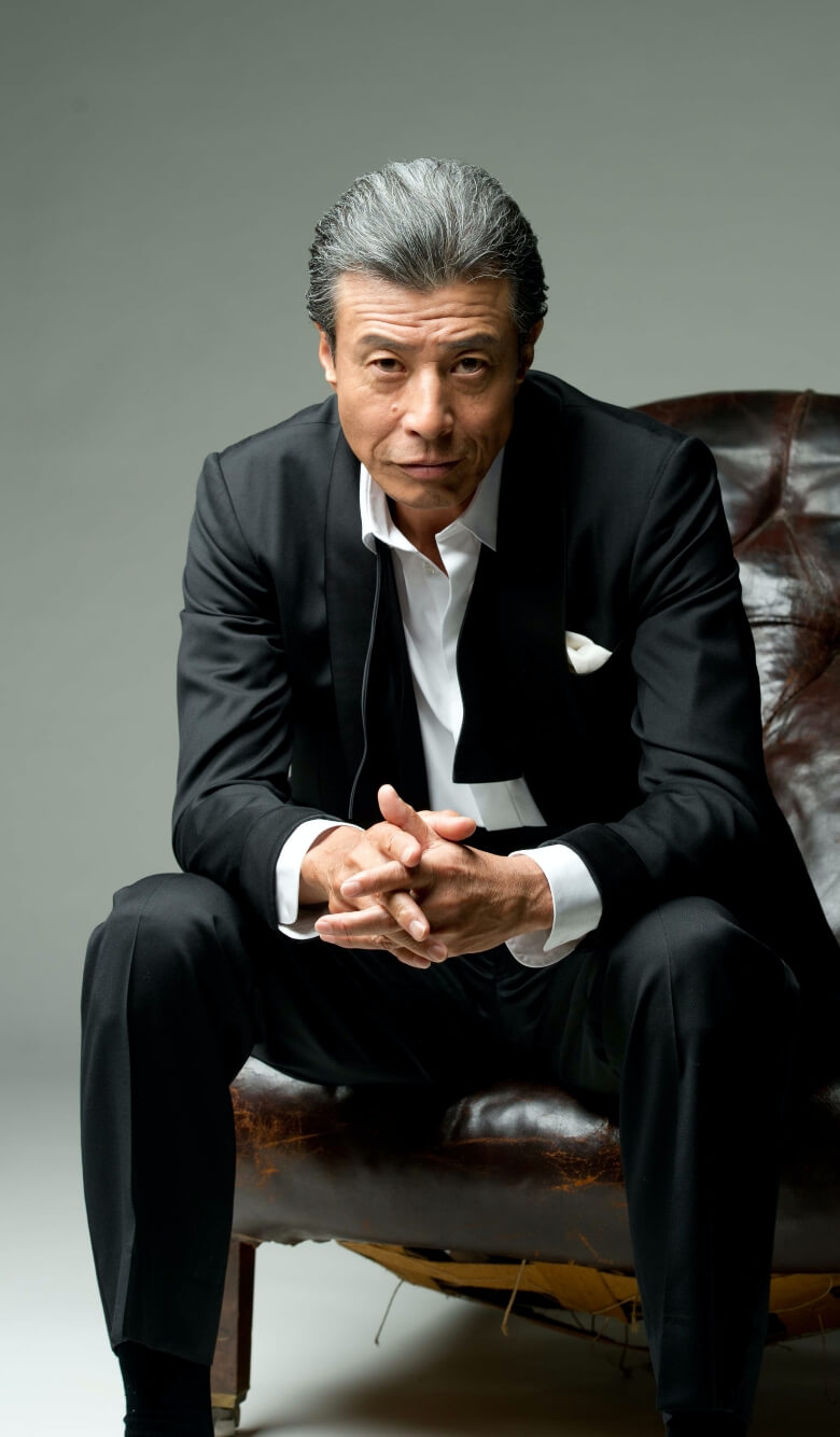 大型バイクを手放し運転で拳銃をぶっぱなす舘さん。沢山の刺激をもらった。マイケルジョーダンにあった時ぐらいの、唯一無二の存在。そして、とてつもなく、優しい人。tachipro.inc @suzukicycles ＃舘ひろしバイクバイク刀