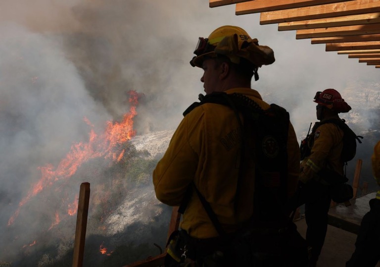 トランプ氏、山火事の西海岸を訪問 「そのうち涼しくなる」と気候変動の懸念一蹴 - BBCニュース