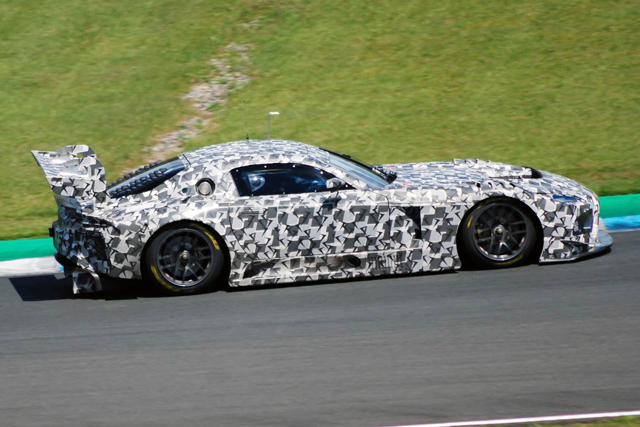 なぜ極秘開発車両なのにお披露目？ カモフラージュ車が街中を走行する理由とはくるまのニュース