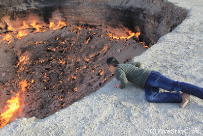 トルクメニスタン「地獄の門」観光と閉鎖について解説！2回行って感じた体験談も - 地球人
