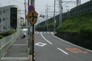 十字路標識は、前方の交差点を警告します。の写真素材・画像素材 Image 97003405