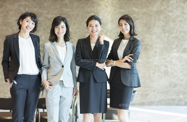 写真作品 白背景を前に撮影したビジネスプロフィール写真 オフィス・大阪府大阪市中央区 カメラマン派遣のdeltaphoto
