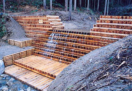 柵工 木柵工 - 丸太杭 杭 松杭 丸棒杭 丸棒加工 丸太階段 丸太柵 木柵 フェンス材 デッキ材 土木用木製品 製造販売 有限会社 マルウッド