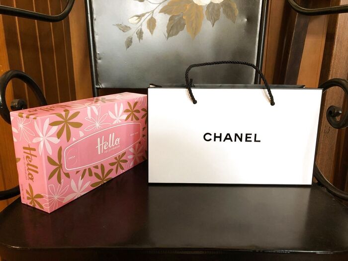 オレンジ🧡エルメスのショッパーリメイク🥰 ⁡ 余ってたリボン🎗アレンジで💕☺️ ⁡ ⁡ リメイクバッグ1dayレッスン👜 ⁡ 家にある紙袋や🛍好きなデザイン画で作れる、縫わないオリジナルバッグです💚⁡ オリジナルの編集デザインでも、ブランドショッパーでも幅広く