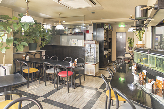 京成立石で愛される純喫茶『ルミエール』のレトロ懐かしい「オムライス」が美味しいワケ – 食楽web