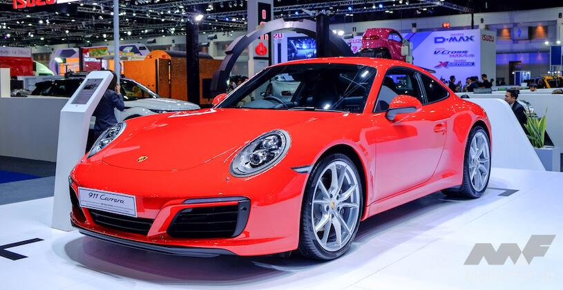 赤いメルセデスベンツAMG 高級車 外車 ショールーム の Stock フォトAdobe Stock