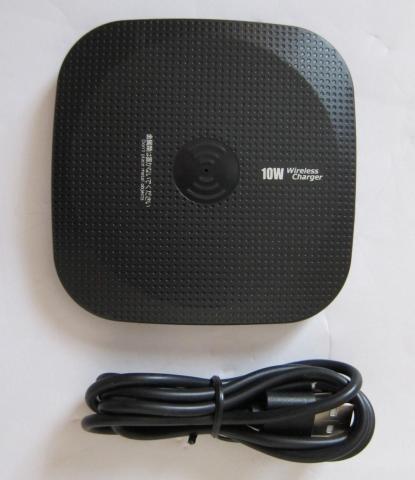 100均ダイソーワイヤレス 充電器を紹介。置くだけでスマホが充電可能で便利な一品。ruru-syu.com