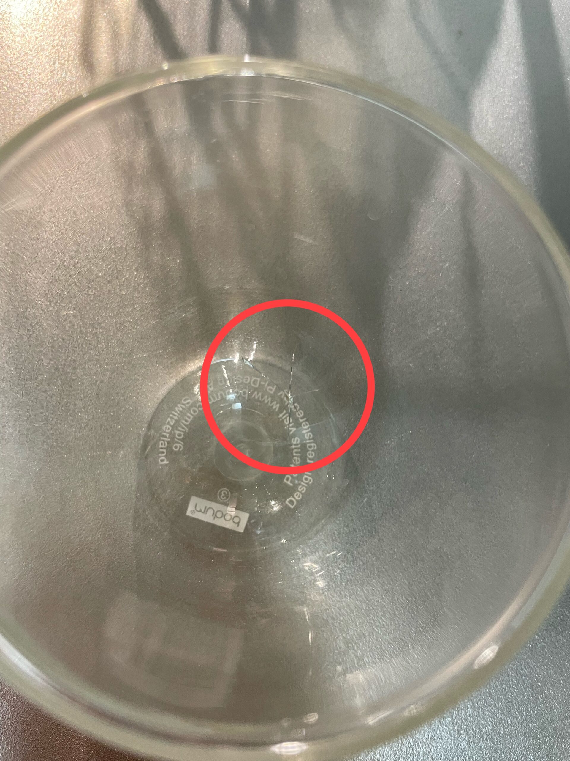 割れたガラスの捨て方は？割れたガラスを安全に片付けて処分する方法まとめ