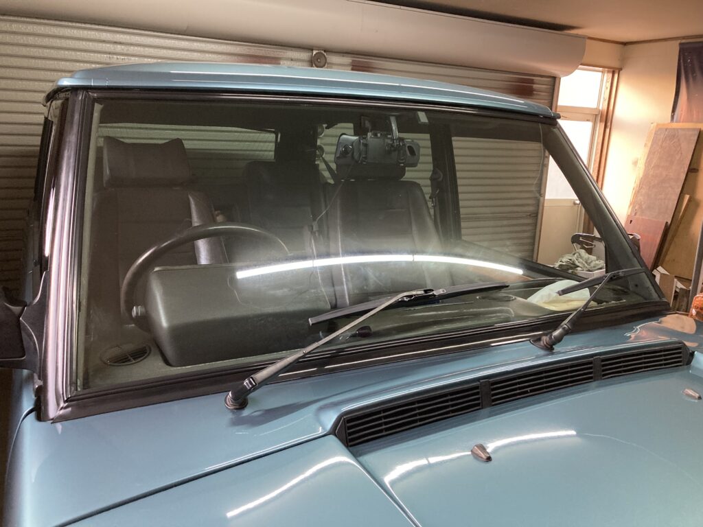 軽く20年は経っているクラシックレンジローバー。 故障する度に部品もなかったりで、何かと苦労する事が多いですがボディ自体もやはり経年劣化 使用環境等 は出てきます。 この大穴をどう綺麗に直すか色々方法はありますが、せっかく直すのなら予防も含めて綺麗に直