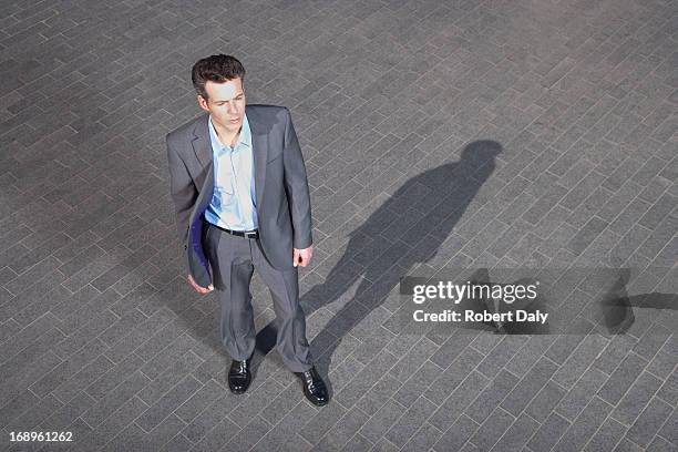 灰色で隔離の眼鏡を保持しているスーツの成熟したビジネスマンの俯瞰図の写真素材・画像素材 Image 119798621