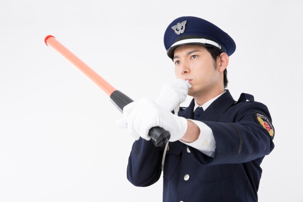 元警察官 が解説！道路工事現場、ガードマンの赤棒には強制力も責任もない！運転者自身が最終確認を！ モーサイ- Yahoo!ニュース