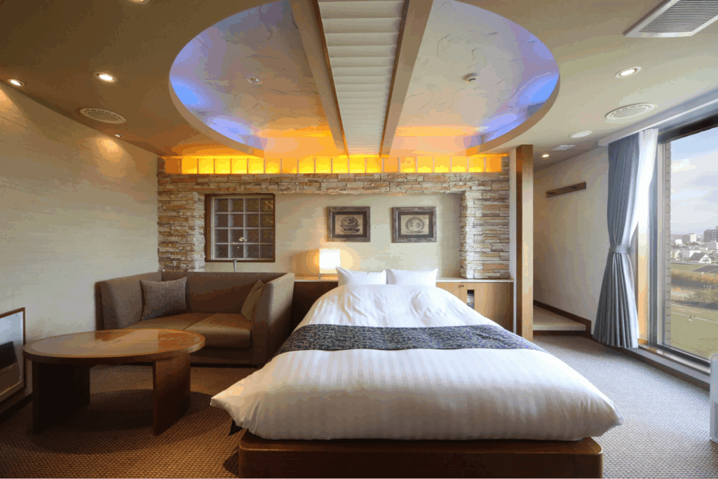 ラブホテルの利用方法は意外と簡単！チェックインからチェックアウトまでの流れカップルズ