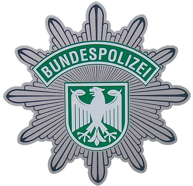 名入れ彫刻 警察マーク付木製楯ノベルティ制作ならセラフィムワン