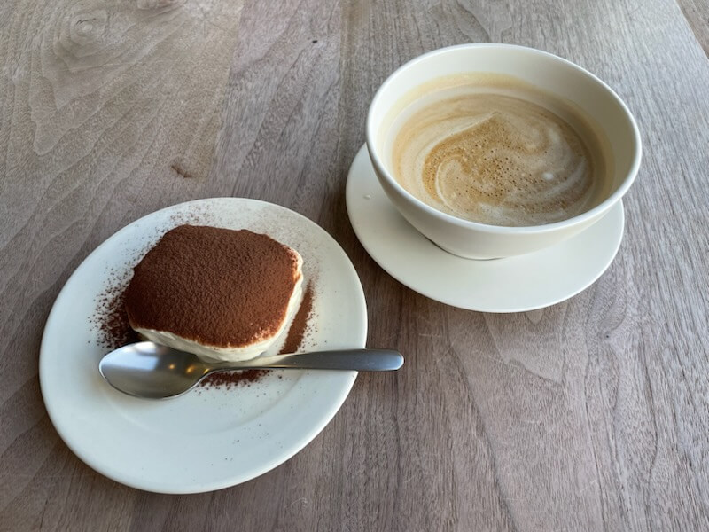 メニューも席の種類も豊富！難波橋の横「MOTO COFFEE 北浜店」は通う楽しみがあるお店！ – 本町ブログ