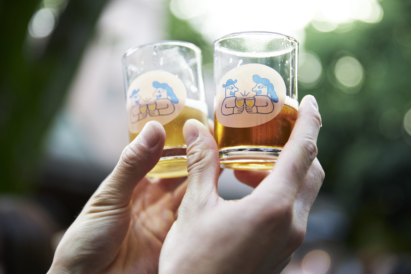 盃を交わす」ということばの由来は、武士が出陣するときに、主従の結束を誓い勝利を願う儀式「式三献 しきさんこん 」から。 現代は 、「お互いの信頼を深めるためにお酒を飲み交わすこと」という意味で使われています。 酒器でお酒をつぎあい、大切な人との繋がりを深める