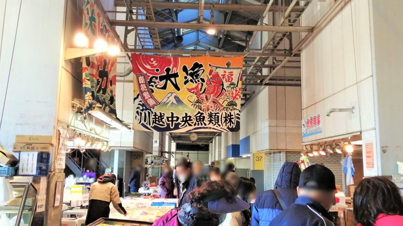 ハマのアメ横」正月控え今年一番のにぎわい 買い物客「年末は奮発です」カナロコ by 神奈川新聞