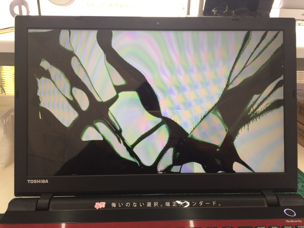 壊れたパソコン パソコンの液晶割れ・画面割れの原因と直し方を解説