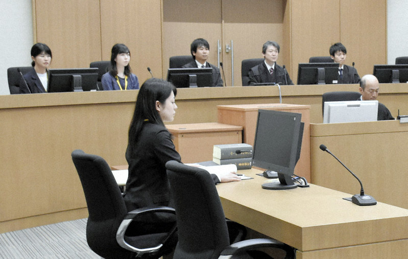 本選 本校チームが勝利10月26日 土 、長崎地方裁判所において「令和６年度高校生模擬裁判選手権本選」が行われました。検察官役の本校チームは弁護人役の佐賀県代表佐賀県立佐賀西高校チームと対戦し、勝利しました。 本校チームは２年生探究活動の法学分野班の６名で