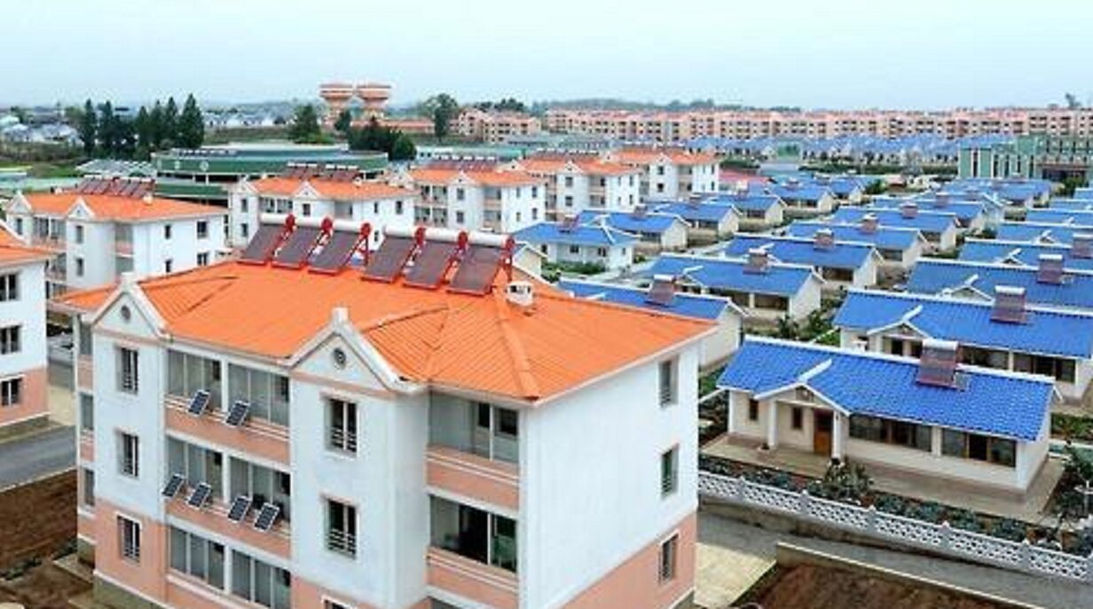 平壌、北朝鮮 - 2019年5月3日:新しい住宅団地と北朝鮮の首都テドン川 朝鮮民主主義人民共和国 の空中写真。ヤンガクド島からの眺めの写真素材・画像素材Image 122444981