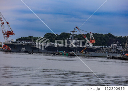 映画トップガン出演 米空母『エイブラハム・リンカーン』艦載機満載で横須賀入港 初の女性艦長