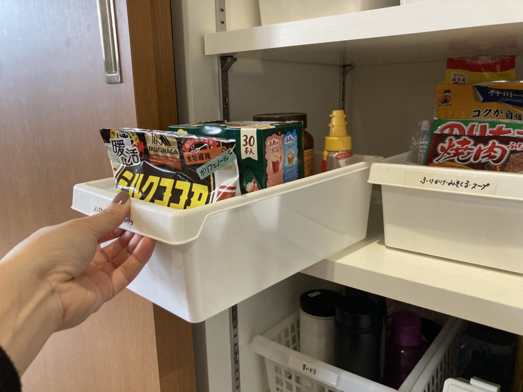 原産国：日本 材質：本体：ポリプロピレン 商品サイズ：12.5cm ×5cm ×10.4cm 内容量：1個入 種類：アソートなしハムやベーコン、チーズにぴったり 棚下のスペースを有効活用 耐荷重：300ｇ○写真はイメージです。 取り付けられる場所○フチの奥行が26ｍｍ以下、フチの