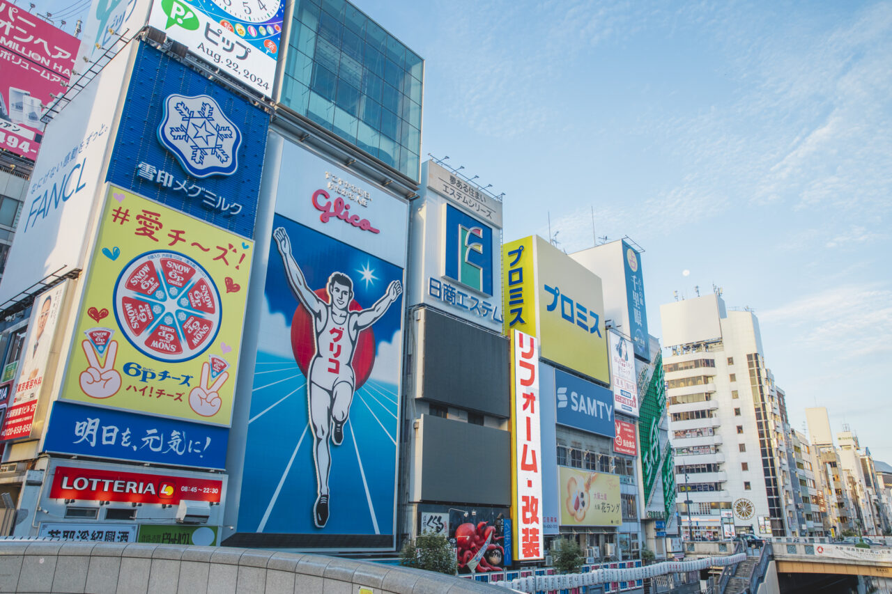 道頓堀の看板 11069011214 の写真・イラスト素材アマナイメージズ