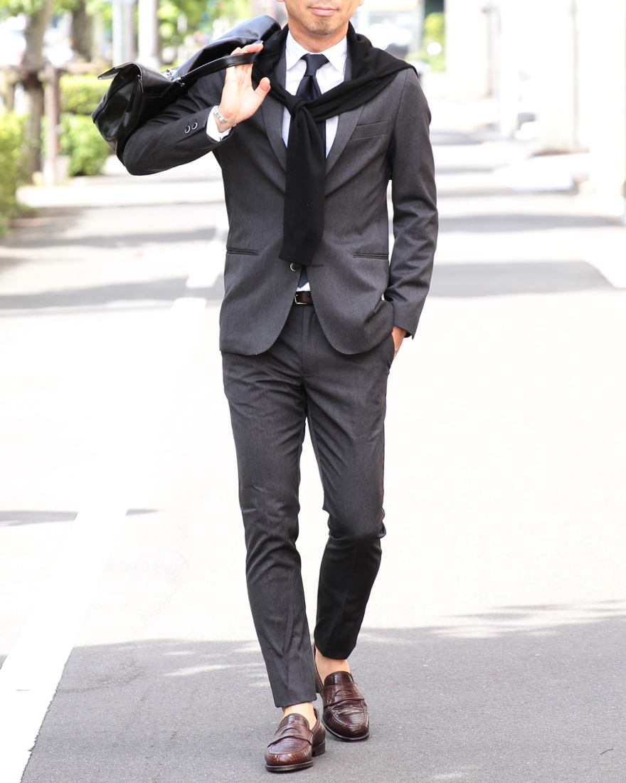 スーツで休日カジュアル！手持ちのスーツでオフの着こなし教えます！メンズスーツのスーツスタイルMARUTOMI 公式通販