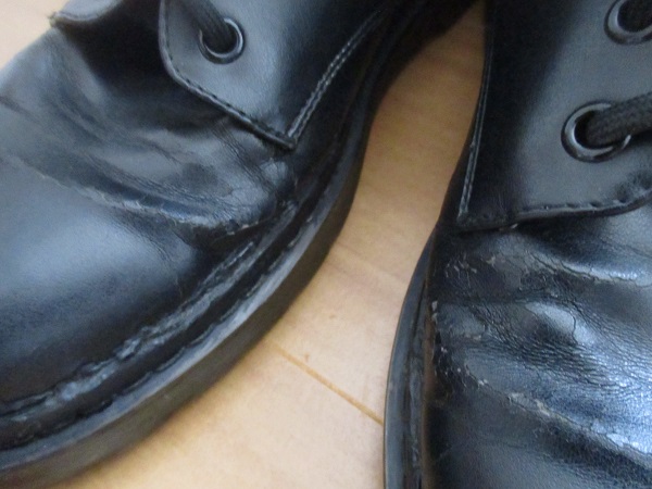 古いボロボロの穴とつま先の靴 — ストック写真 © eric1513194246040