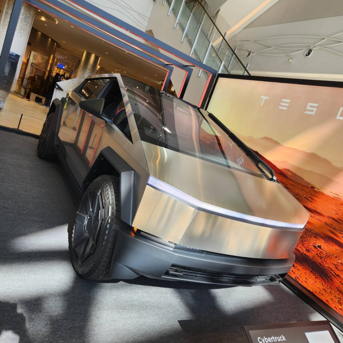 𝕕𝕠𝕝𝕔𝕖💎♠️ テスラのお店にサイバートラックがあると聞いて見てきた よくこの形で出したな 角で手切れそう間近で見てもヘッドライトが分からない 走ってるところはまだ見た事ないサイバートラックテスラsybertruckteslaInstagram