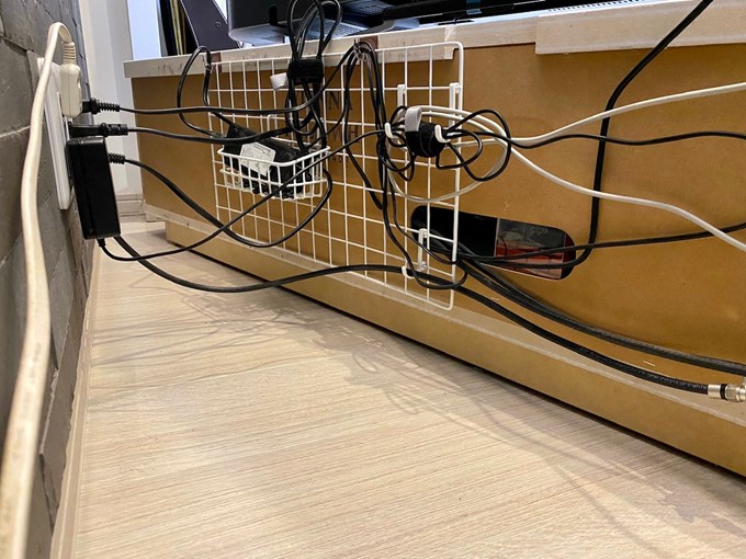 テレビ裏の配線をすっきり整理できる方法dalahast.jp 週末限定ビストロパパの日常関心空間