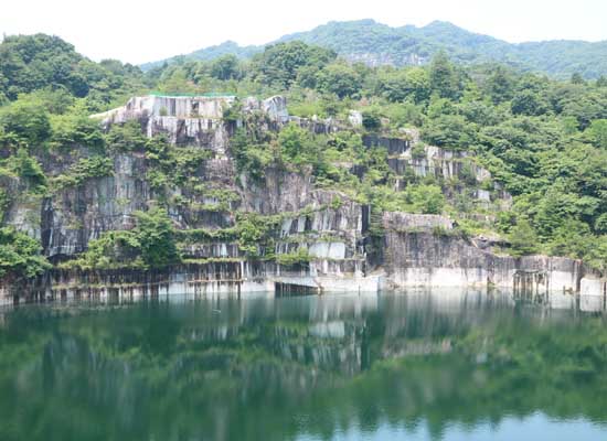 稲田石とは稲田石の堀石材工業