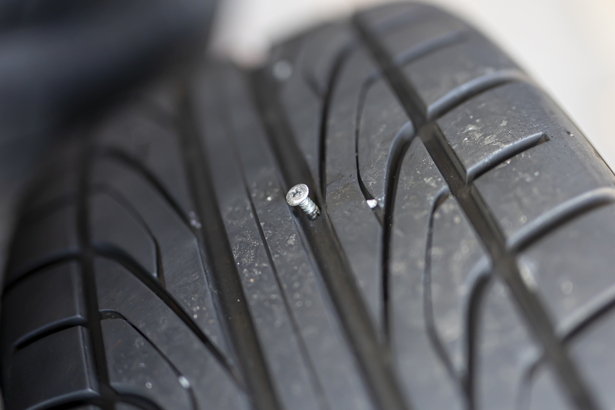 外出先でタイヤにネジが刺さるトラブル発生！ パンクの危険？ どう対処する!?週刊☆久保まいカー日記09clicccar.com