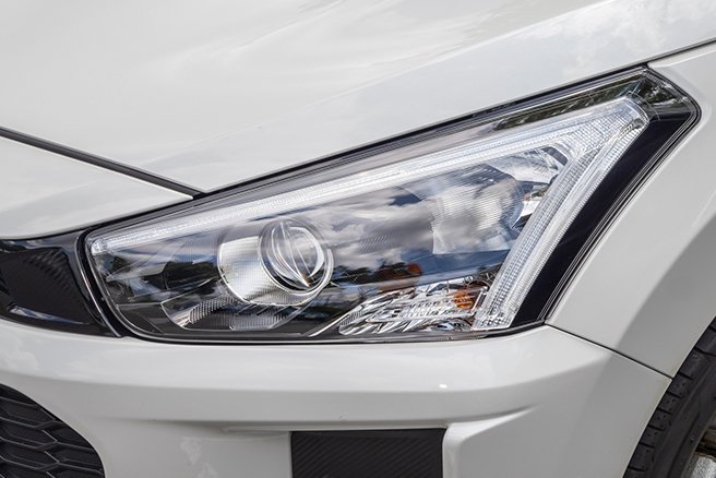 車のライトの種類とその役割とはON THE ROAD