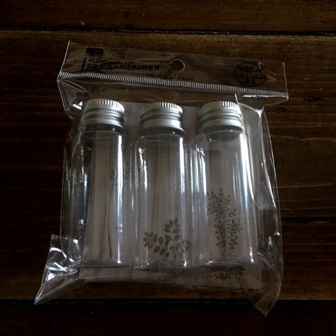 Amazon.co.jpTVETE 小分けボトル 広口 ミニプラスチック容器 小瓶20ml 25個セットトラベルボトル ミニボトルプラスチックボトル 小分けボトル 蓋つき 旅行 出張 収納 詰め替え 透明 プラスチック 密閉 液体 固体 粒子旅行用品・旅行小物 通販